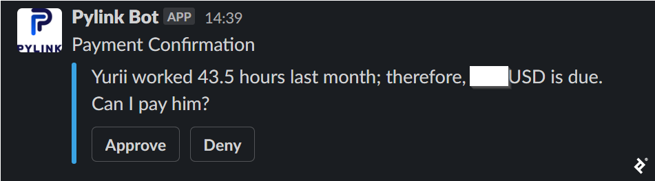 来自Pylink bot的“支付确认”Slack通知的截图。上面写着:“尤里上个月工作了43.5小时；因此，【空白】美元到期。我可以付钱给他吗？”（美元金额经过编辑。）显示“批准”和“拒绝”选项。